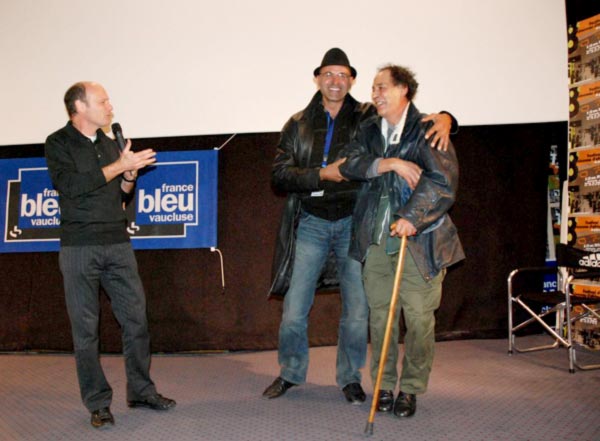 Olivier Barlet et Mohamed Zran avec un des personnages de son film "Vivre ici" 